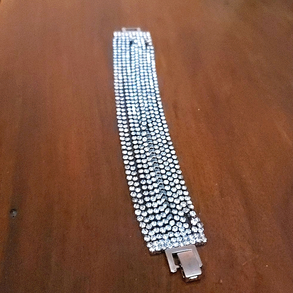 4/$20 Faux diamond clasp bracelet